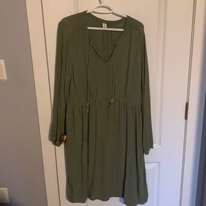old navy dress. It’s between sage and olive green. Barley worn. Size tall XL